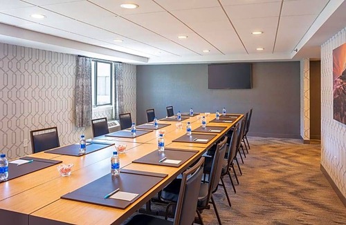 Warwick Hotel | 2-Star Hotel ∙ Fairfield Inn & Suites by Marriott Providence Airport Warwick