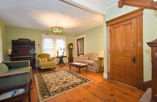 Shelburne Apartment | 2 Twin beds on 1st floor with En-suite bathroom.