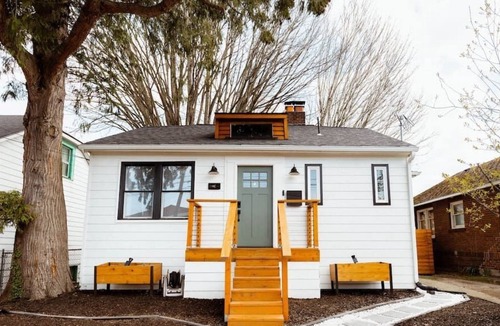 North Beacon Hill House | 2BD Orcas Lodge · 2BD Modern Getaway | Peloton | Dual Monitors