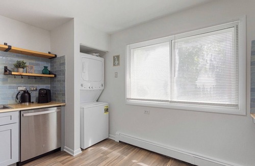 Rogers Park Apartment | 2BR/1BA Apt w/Modern Amenities Rogers Park + Free Parking