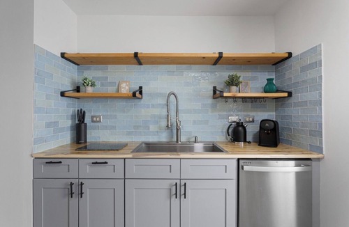 Rogers Park Apartment | 2BR/1BA Apt w/Modern Amenities Rogers Park + Free Parking