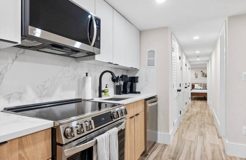 Le Droit Park Condo | 2BR Garden Suite near U St | Private Entry + W/D