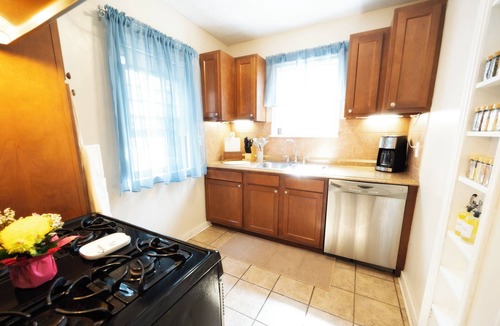 Shaker Heights Apartment | 2BR Near Cleveland Clinic | King Bed & Garage