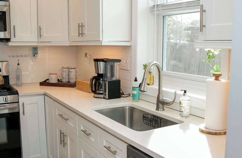 Potomac West Condo | 2BR Near Del Ray Private Patio WFH