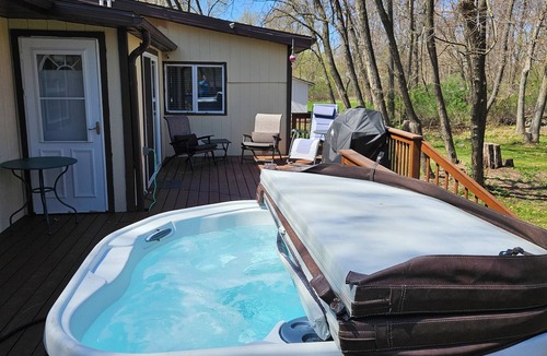 Mauston House | 3 BdrHomew/HotTub+FREE Firewood,sleeps10in Mauston,closeto WI Dells/Attractions