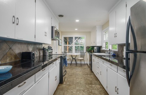 Central Park House | 3 bed 1 bath retreat in Vancouver WA w/Sun Deck close to downtown Vancouver WA