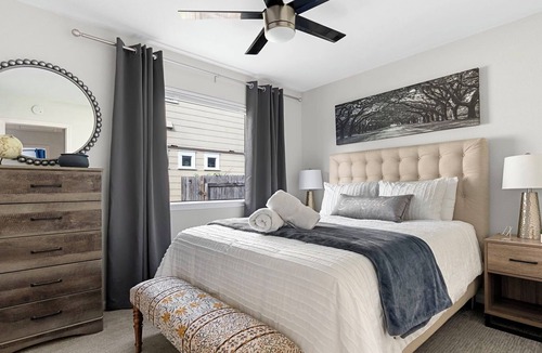 St. Johns House | 3-Bed Venetian Oasis in Austin + Outdoor Patio