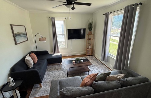 Monroe House | 3 bedroom 2 bath, newly rennovated, modern Downtown Retreat in Monroe