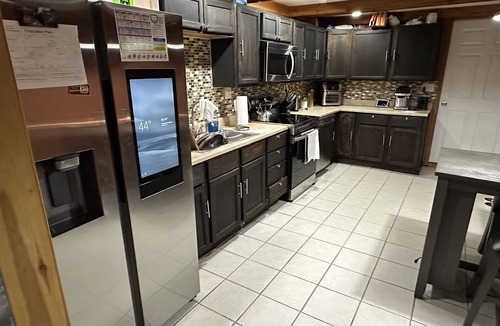 Vickery House | 3 bedroom 2 bathroom house close to all tourist attractions- 6 person hot tub