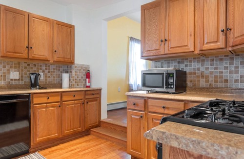 East Somerville Apartment | 3 bedroom apartment next to T stop/off street parking