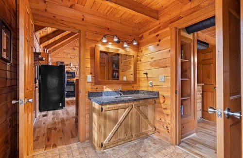 Stanardsville Cabin | 3 Bedroom Cabin near SNP with views!