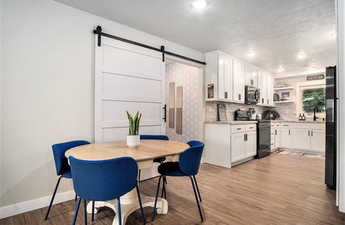 Madison House | 3+ night special | King Bed | Dog friendly + Fenced Yard | 3 TVs