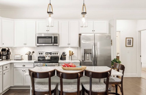 Sans Souci House | 3BD/2BA Gem .5 Miles from Cherrydale - 2 King Beds