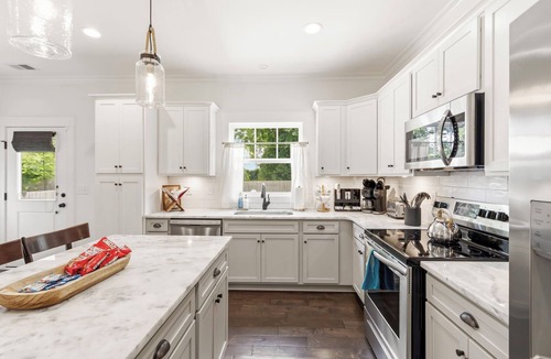 Sans Souci House | 3BD/2BA Gem .5 Miles from Cherrydale - 2 King Beds