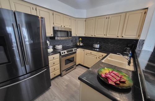 Greenwich House | 3bed,2.5 bath, 2car garage home 4 you to relax!