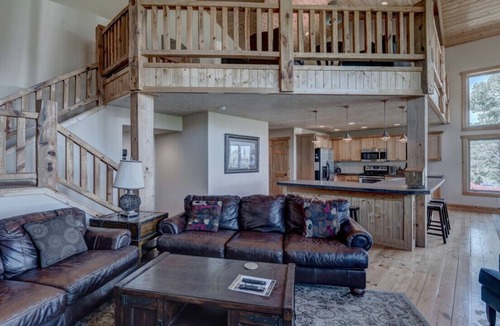 Lead Ski Chalet | 3BR Avalanche Chalet at Terry Peak w/ Hot Tub!