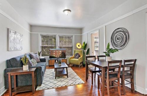 Rogers Park Apartment | 3BR Modern & Stylish Apt in Rogers Park - Lunt 3N