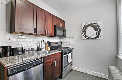 Rogers Park Apartment | 3BR Modern & Stylish Apt in Rogers Park - Lunt 3N