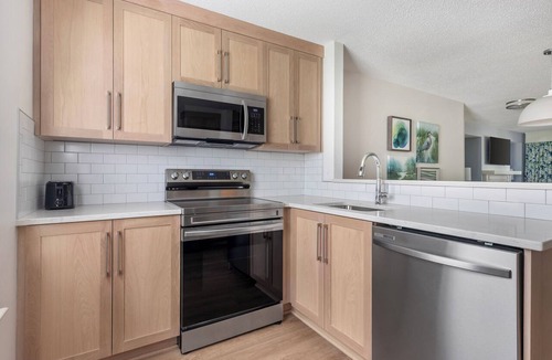 Berkeley Condo | 4 BDRM~ SLEEPS 12~ 2 LIVING RMS~2 KITCHENS~4 BATHS~INDOOR/OUTDOOR POOLS/HOT TUBS