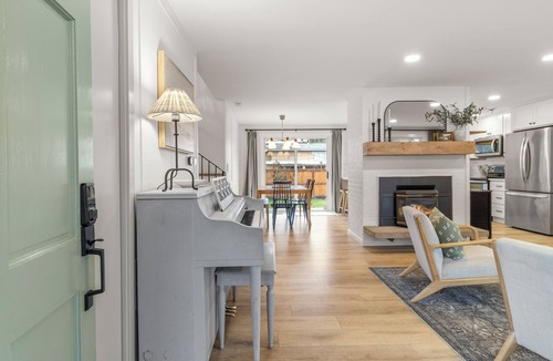 Sumner House | 4 bedroom home Walk to train Easy access to Seattle for World Cup Games