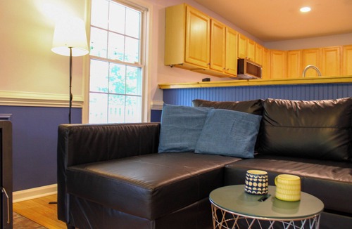 Kabletown House | 4-bedroom house close to Shenandoah River and VA wineries - WiFi, AC, trampoline