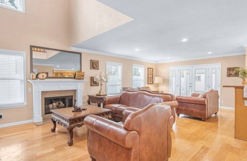 Riverside Apartment | 4 Bedroom Single family L-594199 by Houzlet