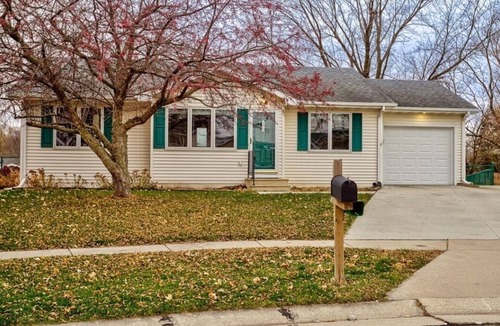 Ames House | 4 bedrooms. 2 miles to ISU. Quiet Cul-de-sac.