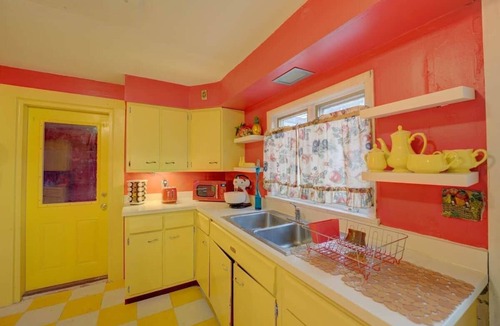Sandusky House | 4 BR Home 5 Mins to Cedar Point, Retro 1970s!