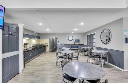 Urbana Hotel | 4 Charming Queen Rooms Close to Downtown Urbana + Free Parking