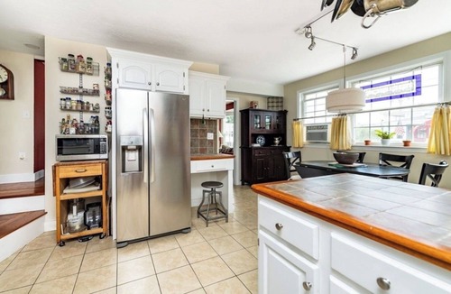Waveland House | 4 minute walk to beach in Hull’s desirable Alphabets neighborhood!