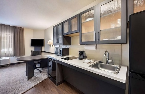 North Olmsted Hotel | 4 Spacious Units! Short Drive to Cleveland Metroparks Zoo, Pets Allowed