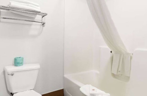 Joliet Hotel | 4 Tranquil Units with Free Breakfast and Indoor Pool Near Rialto Theatre