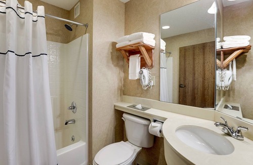 Johnston Hotel | 4 Units | Relaxing Rustic Stay w/Pool+Gym Onsite | 7 mi to Drake University