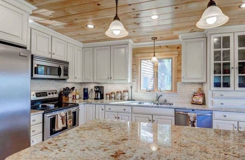 Whitefield House | 489O Beautiful modern log home on 17 acres close to skiing, private, views, fire pit, Ping Pong, AC!