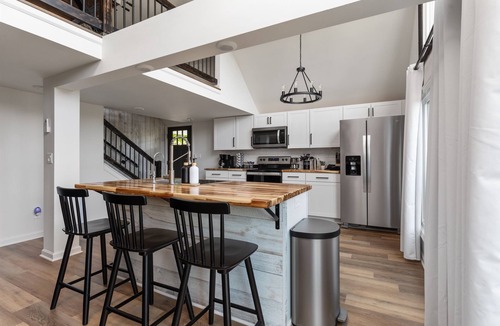 Luray Cottage | 4BR! Mountain View! Hot Tub! Fire Pit. Games. King beds. Sleep 10! Near SNP.