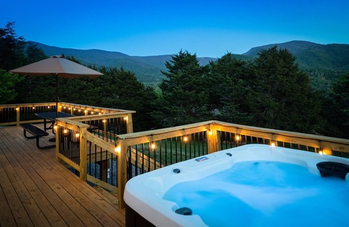 Luray Cottage | 4BR! Mountain View! Hot Tub! Fire Pit. Games. King beds. Sleep 10! Near SNP.