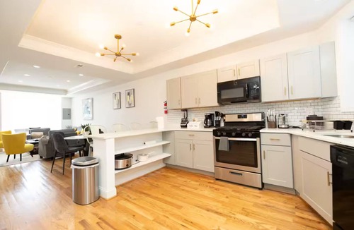 Bloomingdale House | 5 bed 5 bath 3 floors 2 kitchens parking 13 beds