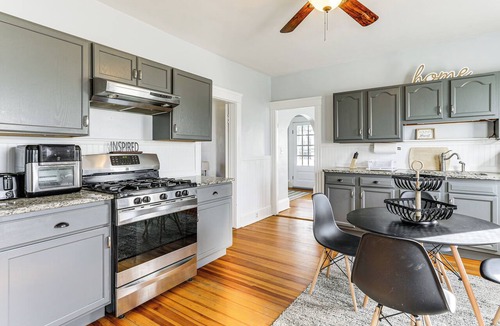 North Providence Apartment | 5 Mi to Brown U: Pet-Friendly Apt, Walk to Dining!