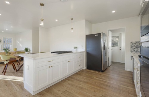 Stockton House | 5 min walk from UOP & Miracle Mile- Updated home with master suite!