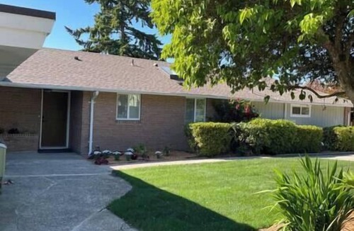 University Place House | 5BR/4BA: Spacious Step-Free Main Level, Relaxing Views, Next to Chamber Bay Golf