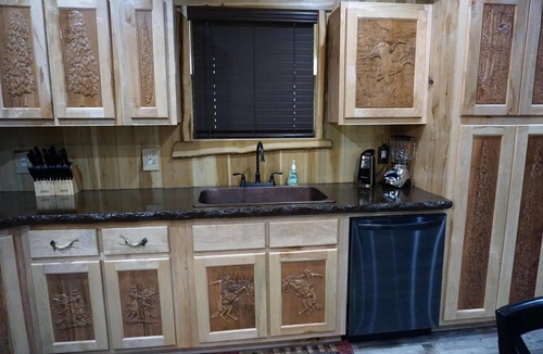Henlawson Cabin | 6-Bedroom Master Deluxe, 5.5-Bath Log Cabin with Theater Room