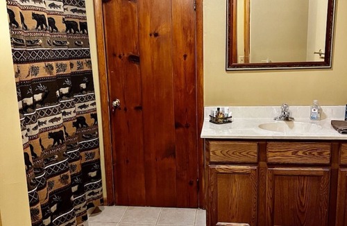 Decorah Cabin | 7 bedroom/3 bathroom Decorah Lodge on private Creek - SLEEPS 20