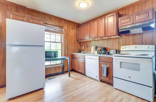 Bedford Apartment | 7 Mi to Downtown: Cozy West Toledo Apt w/Yard