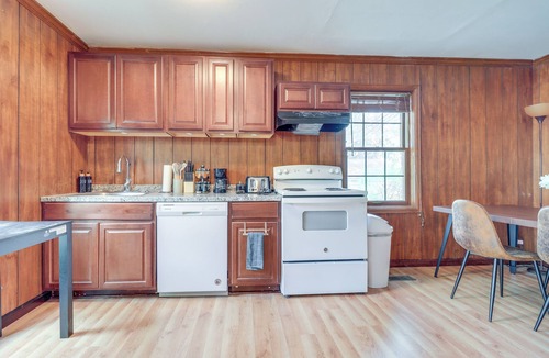 Bedford Apartment | 7 Mi to Downtown: Cozy West Toledo Apt w/Yard