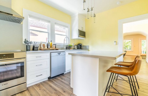 Stevens House | 9-Bed Capitol Hill Oasis w/King beds & Pool Table