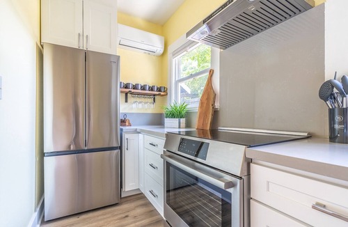 Stevens House | 9-Bed Capitol Hill Oasis w/King beds & Pool Table