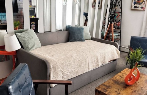 Elmwood Park Condo | 90s Condo| King Bed | 65” Smart TV | Arcade Game