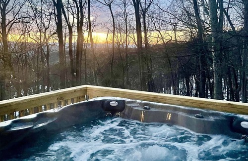 Linden Cabin | A-Frame near Shenandoah National Park - Pet friendly, EV Charger, Hot Tub