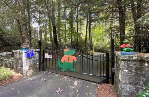 Highlands Cabin | A Gator on the Gate. A Mountain on the Horizon | Montevideo