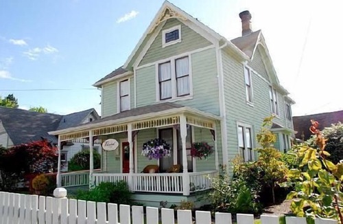 Newberg Apartment | A Handsome Newly Remodeled Vintage Inspired Apartment In Downtown Newberg, OR